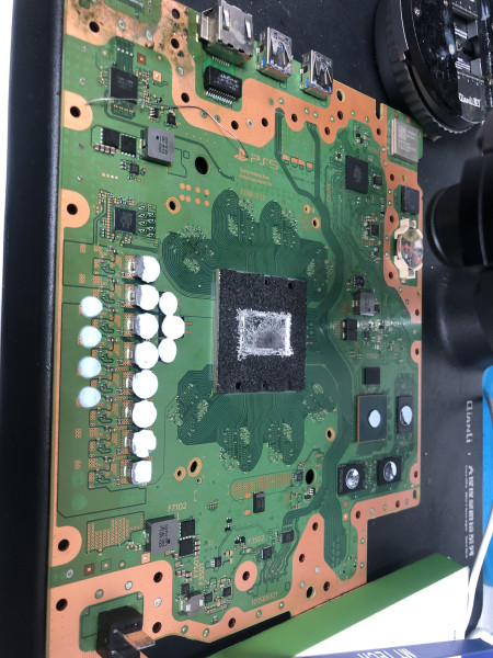 Nettoyage et remplacement de pate metal sur une PS5